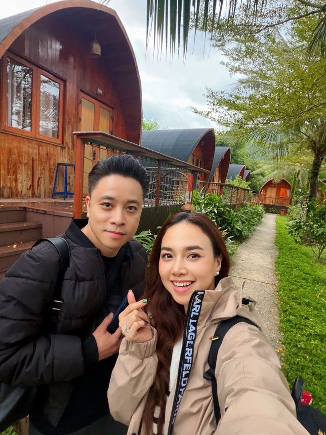 Chuyện tình 10 năm ngọt ngào của cặp đôi Hoa khôi Tây Đô với đạo diễn trăm tỷ - Ảnh 5.