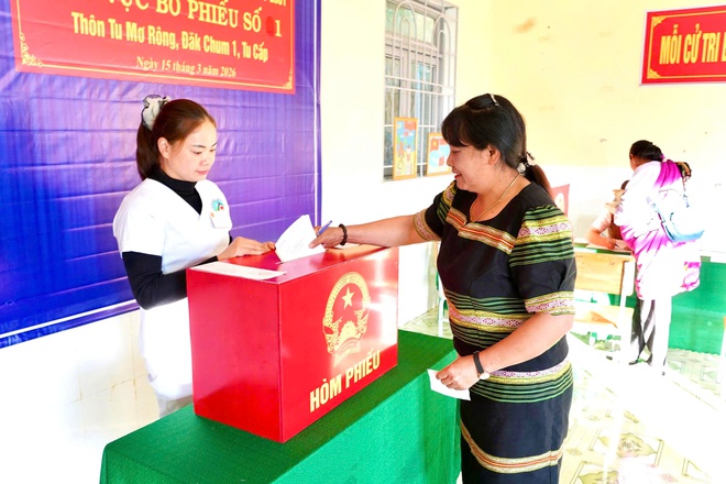 Từ đất liền đến hải đảo, cử tri Quảng Ngãi nô nức đi bầu cử- Ảnh 13. Từ đất liền đến hải đảo, cử tri Quảng Ngãi nô nức đi bầu cử- Ảnh 13.