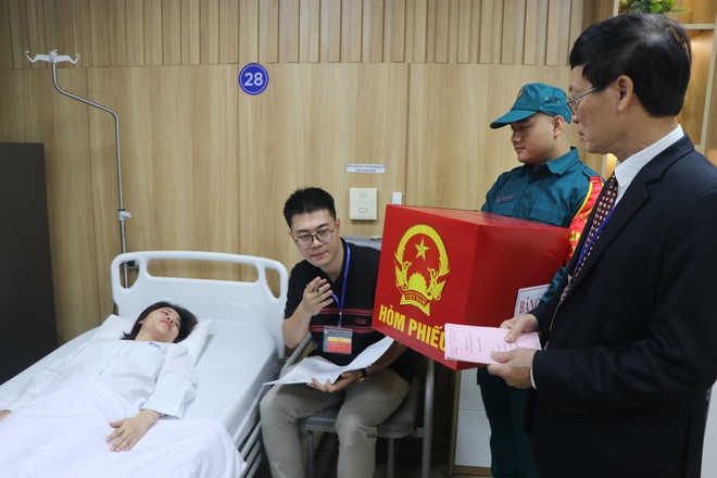 Những l&aacute; phiếu đặc biệt từ tr&ecirc;n giường bệnh - Ảnh 2.