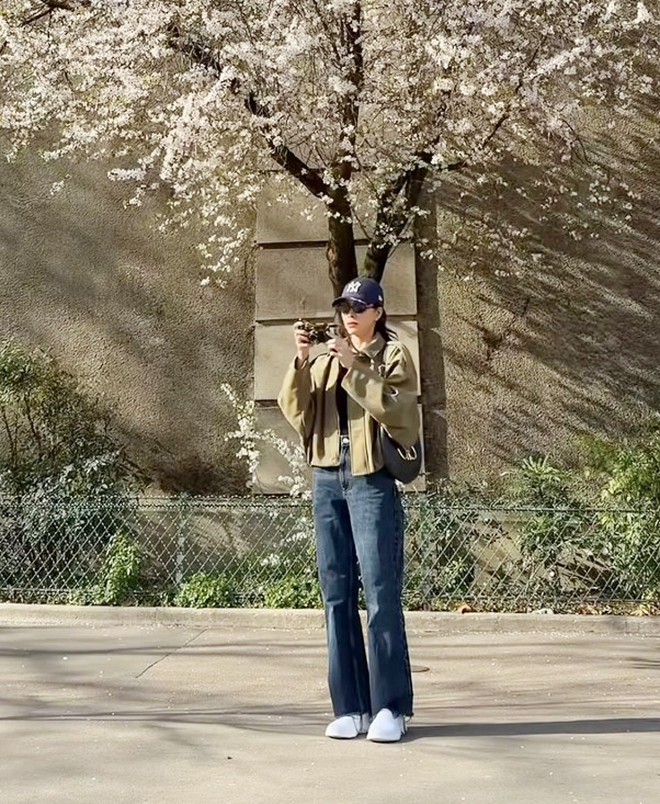 "Ngọc nữ m&agrave;n ảnh" của showbiz Việt: Lộ v&ograve;ng 2 kh&aacute;c lạ khi chụp ảnh c&ugrave;ng chồng, nghi vấn đang c&oacute; tin vui - Ảnh 4.