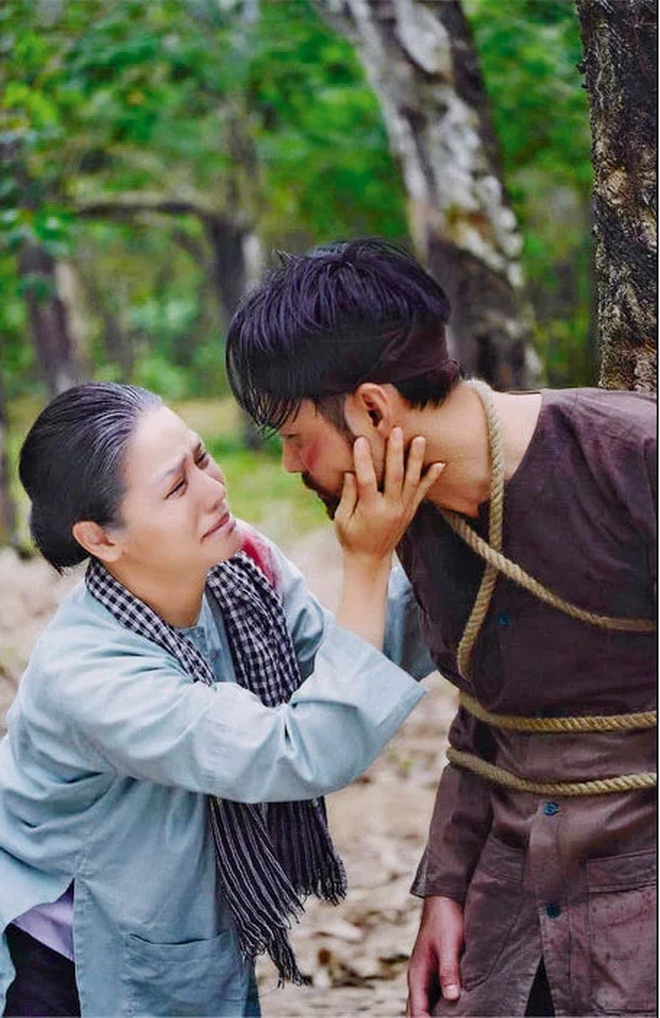 H&oacute;a th&acirc;n th&agrave;nh mỹ nh&acirc;n miền T&acirc;y, sao Việt khoe trọn khoảnh khắc "m&ecirc; hoặc" tr&ecirc;n m&agrave;n ảnh - Ảnh 6.