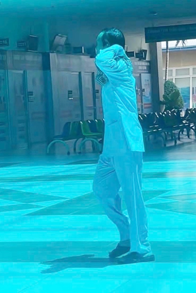 Nghệ sĩ Ho&agrave;i Linh khiến nhiều người lo lắng khi một m&igrave;nh xuất hiện ở bệnh viện - Ảnh 1.