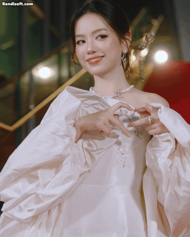 "Phượng ho&agrave;ng t&aacute;i sinh của Vbiz": Bị bỏ qu&ecirc;n 10 năm, xuất hiện trở th&agrave;nh gương mặt được săn đ&oacute;n - Ảnh 7.