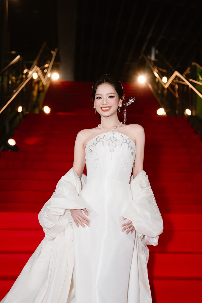 "Phượng ho&agrave;ng t&aacute;i sinh của Vbiz": Bị bỏ qu&ecirc;n 10 năm, xuất hiện trở th&agrave;nh gương mặt được săn đ&oacute;n - Ảnh 6.