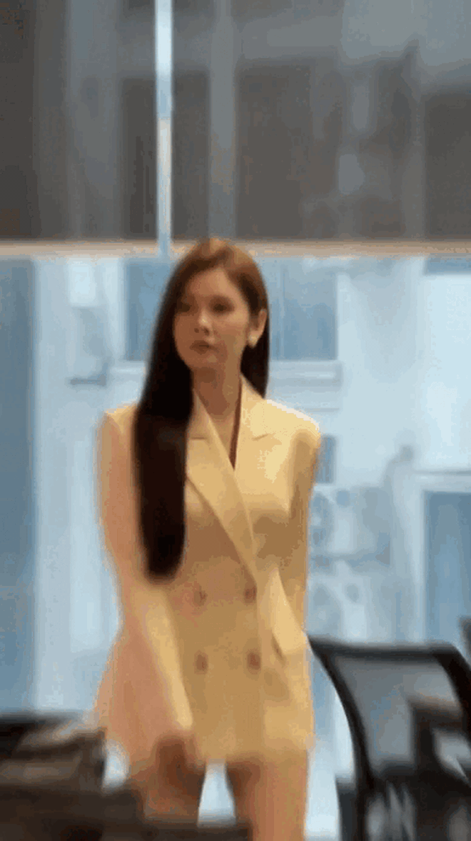 Trở lại sau 5 năm vắng b&oacute;ng, nữ MC xinh đẹp biến phim trường th&agrave;nh s&agrave;n diễn thời trang - Ảnh 6.