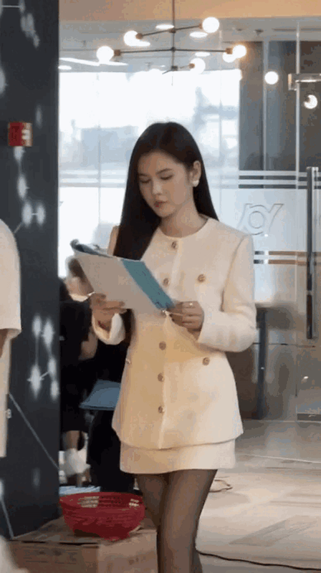 Trở lại sau 5 năm vắng b&oacute;ng, nữ MC xinh đẹp biến phim trường th&agrave;nh s&agrave;n diễn thời trang - Ảnh 7.