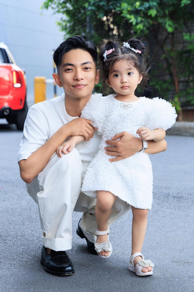 "&Uacute;t cưng" Lisa nh&agrave; Kh&aacute;nh Thi - Phan Hiển "đốn tim" với loạt ảnh xinh y&ecirc;u như b&uacute;p b&ecirc; - Ảnh 7.