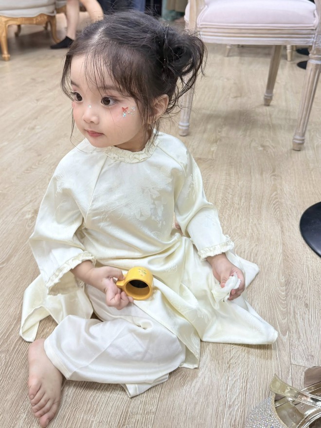 "&Uacute;t cưng" Lisa nh&agrave; Kh&aacute;nh Thi - Phan Hiển "đốn tim" với loạt ảnh xinh y&ecirc;u như b&uacute;p b&ecirc; - Ảnh 3.