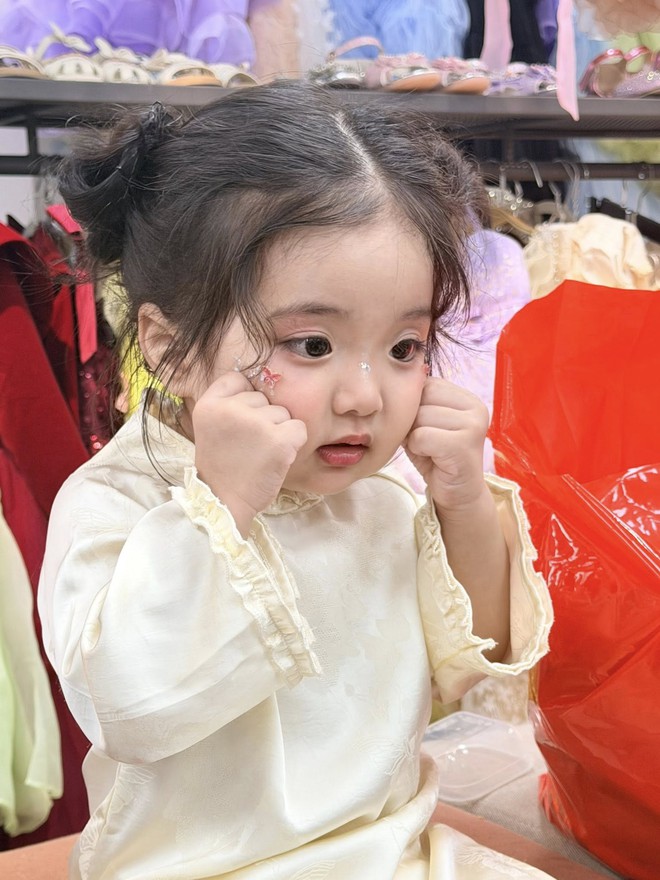 "&Uacute;t cưng" Lisa nh&agrave; Kh&aacute;nh Thi - Phan Hiển "đốn tim" với loạt ảnh xinh y&ecirc;u như b&uacute;p b&ecirc; - Ảnh 2.