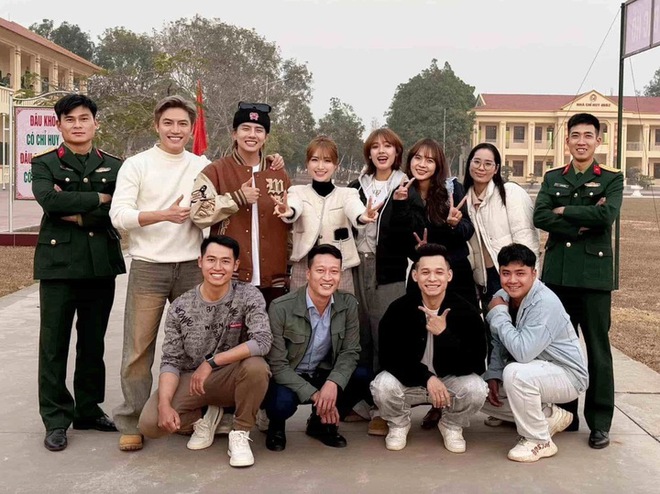 Chuyện t&igrave;nh y&ecirc;u đương k&iacute;n tiếng suốt 4 năm của H&ograve;a Minzy v&agrave; bạn trai qu&acirc;n nh&acirc;n - Ảnh 4.