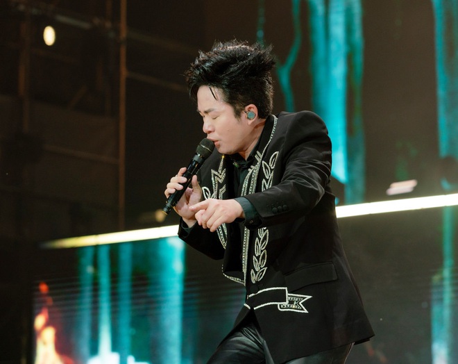 Ca sĩ Tùng Dương khiến khán giả bất ngờ khi vừa đu dây vừa hát nhạc remix- Ảnh 5. Ca sĩ Tùng Dương khiến khán giả bất ngờ khi vừa đu dây vừa hát nhạc remix- Ảnh 5.