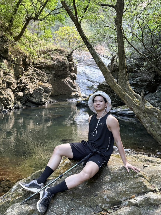 Đời thường phong trần, l&atilde;ng tử g&acirc;y sốt của nam MC gen Z của VTV- Ảnh 8.