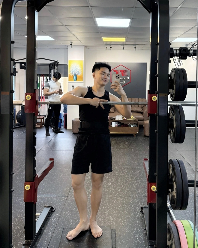 Đời thường phong trần, l&atilde;ng tử g&acirc;y sốt của nam MC gen Z của VTV- Ảnh 6.