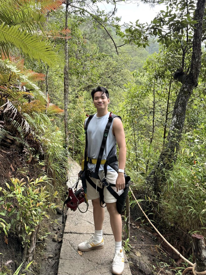 Đời thường phong trần, l&atilde;ng tử g&acirc;y sốt của nam MC gen Z của VTV- Ảnh 10.