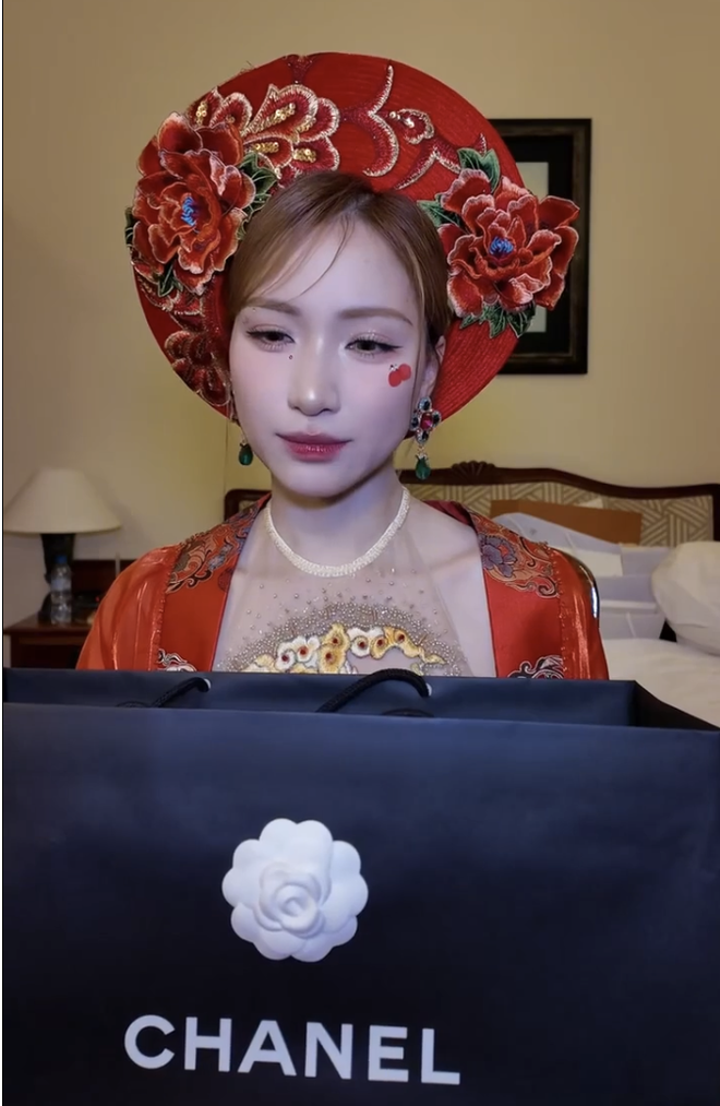 Ca sĩ H&ograve;a Minzy tặng Văn To&agrave;n ba l&ocirc; gi&aacute; trị cả ngh&igrave;n USD - Ảnh 5.