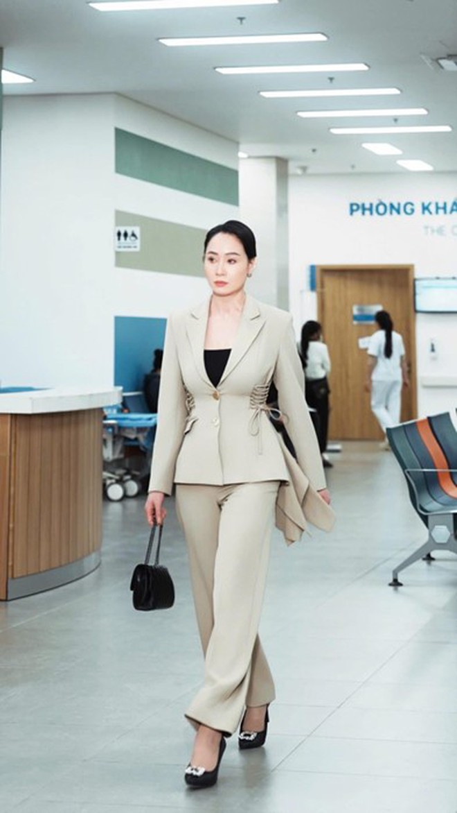 Nữ NSƯT "lột x&aacute;c" phong c&aacute;ch thời trang ở độ tuổi trung ni&ecirc;n khiến vạn người m&ecirc; - Ảnh 7.