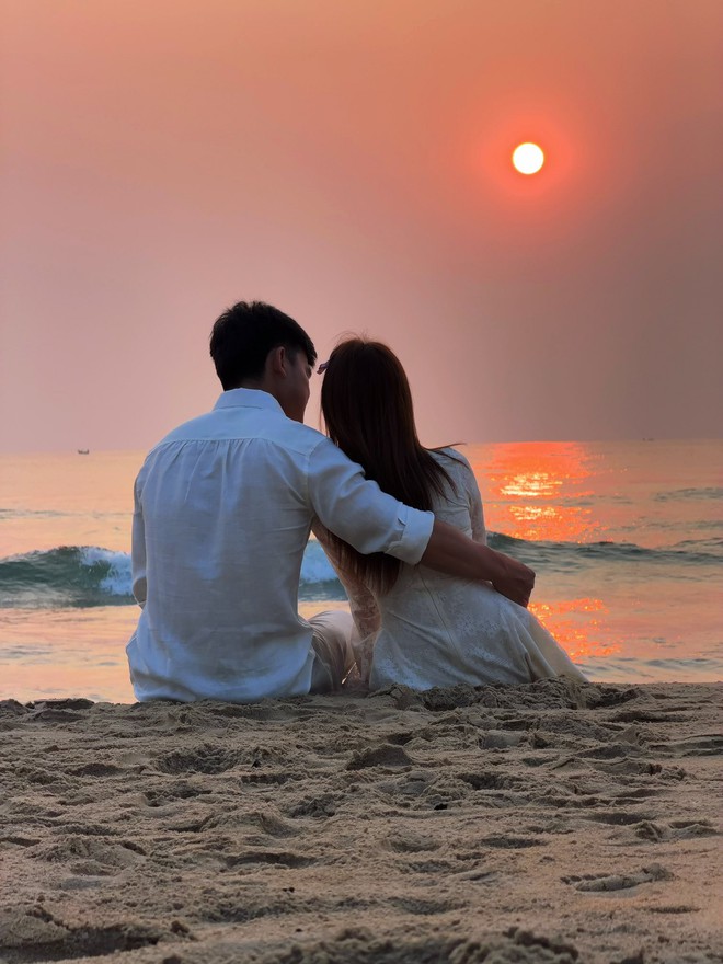 H&ograve;a Minzy bất ngờ khoe khoảnh khắc ngọt ng&agrave;o b&ecirc;n Đại &uacute;y Thăng Văn Cương - Ảnh 3.