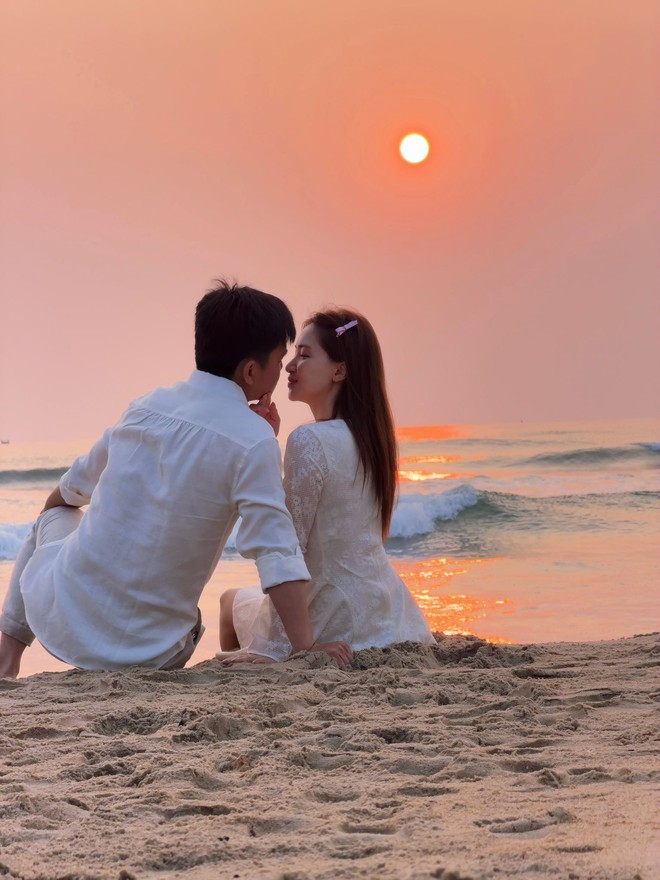 H&ograve;a Minzy bất ngờ khoe khoảnh khắc ngọt ng&agrave;o b&ecirc;n Đại &uacute;y Thăng Văn Cương - Ảnh 2.