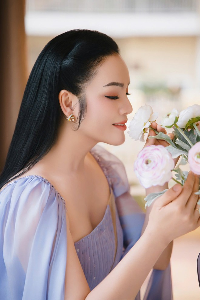 Nữ NSƯT l&agrave; Ph&oacute; gi&aacute;o sư, khoe nhan sắc "hack tuổi' trong biệt thự đẹp như mơ - Ảnh 6.