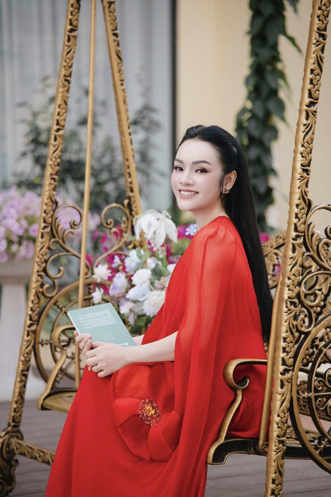 Nữ NSƯT l&agrave; Ph&oacute; gi&aacute;o sư, khoe nhan sắc "hack tuổi' trong biệt thự đẹp như mơ - Ảnh 7.