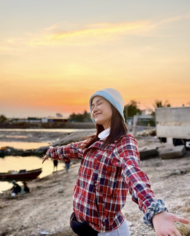 Mỹ nh&acirc;n VFC: Sự nghiệp nhiều thăng trầm, h&ocirc;n nh&acirc;n vi&ecirc;n m&atilde;n b&ecirc;n chồng điển trai - Ảnh 3.