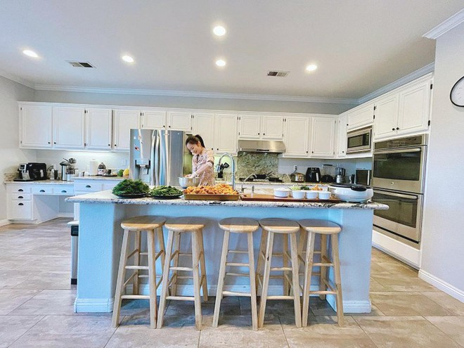 H&ocirc;n nh&acirc;n vi&ecirc;n m&atilde;n, nhan sắc trẻ đẹp ở tuổi U40 của mỹ nh&acirc;n phim giờ v&agrave;ng VTV  - Ảnh 7.