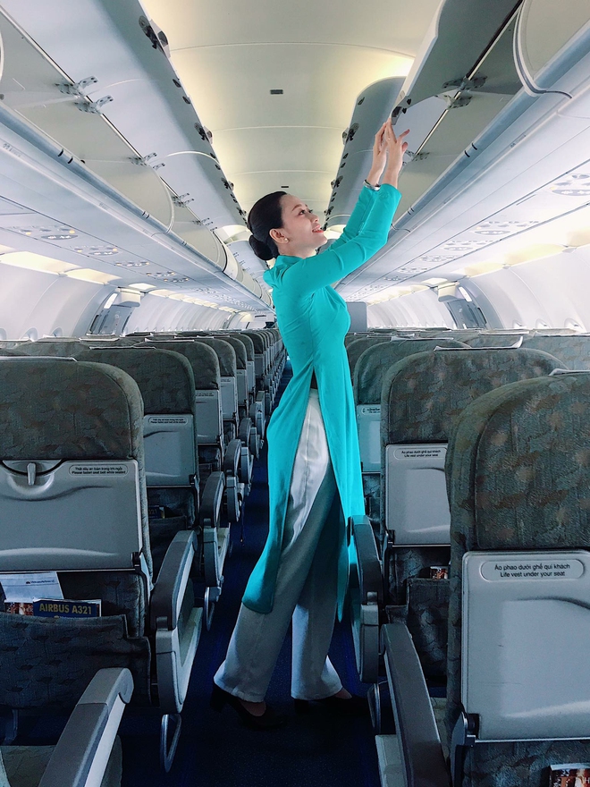 Đằng sau h&agrave;nh động c&uacute;i ch&agrave;o của tiếp vi&ecirc;n ở cửa m&aacute;y bay, nhiều người kh&ocirc;ng biết - Ảnh 3.