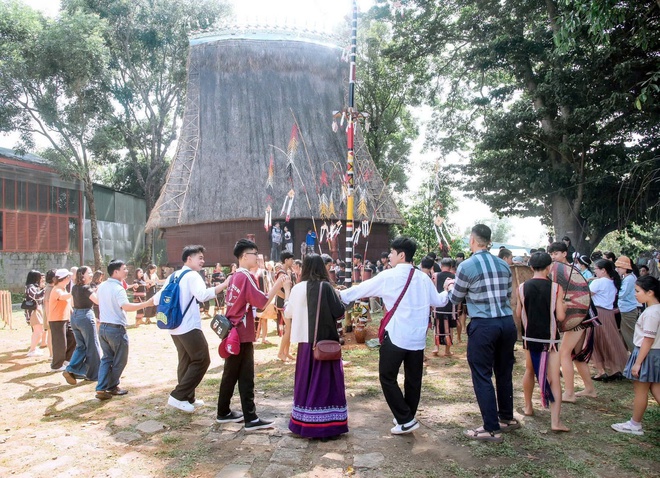 "Bệ ph&oacute;ng" Năm du lịch Quốc gia cho gia lai (Kỳ 2): K&iacute;ch hoạt "mỏ v&agrave;ng mềm"- Ảnh 12.