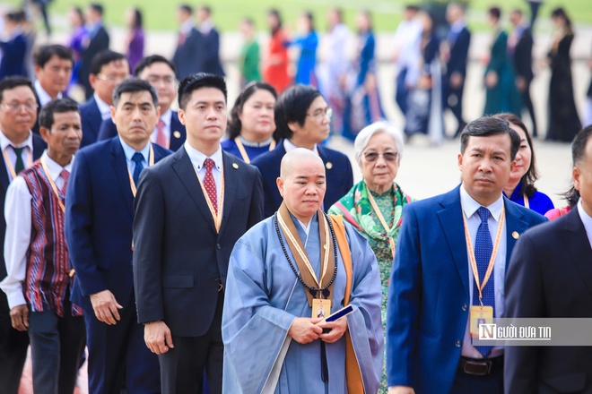 Đoàn đại biểu dự Đại hội MTTQ Việt Nam lần thứ XI vào Lăng viếng Chủ tịch Hồ Chí Minh - Ảnh 5.