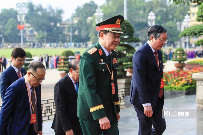 Đoàn đại biểu dự Đại hội MTTQ Việt Nam lần thứ XI vào Lăng viếng Chủ tịch Hồ Chí Minh - Ảnh 7.