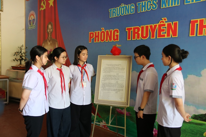 Câu chuyện xúc động về hành trình thầy giáo già tìm lại món quà quý của Bác Hồ- Ảnh 4. Câu chuyện xúc động về hành trình thầy giáo già tìm lại món quà quý của Bác Hồ- Ảnh 4.