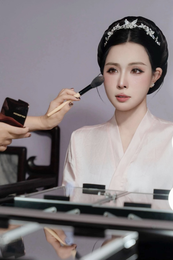 Kiểu t&oacute;c "lạ" của vợ cầu thủ Văn Thanh trong ng&agrave;y cưới l&ecirc;n "hot search"- Ảnh 4.