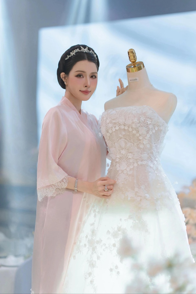 Kiểu t&oacute;c "lạ" của vợ cầu thủ Văn Thanh trong ng&agrave;y cưới l&ecirc;n "hot search"- Ảnh 3.