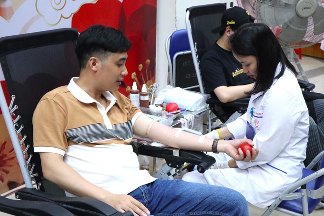 Tuổi trẻ Hội Luật gia Việt Nam tham gia hiến máu nhân đạo- Ảnh 3. Tuổi trẻ Hội Luật gia Việt Nam tham gia hiến máu nhân đạo- Ảnh 3.