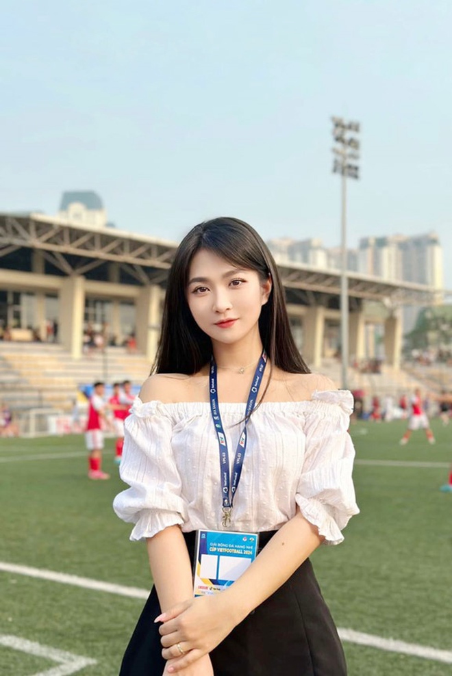 Nhan sắc dịu dàng của "Hotgirl bóng đá" khiến "500 anh em" gục ngã - Ảnh 3.