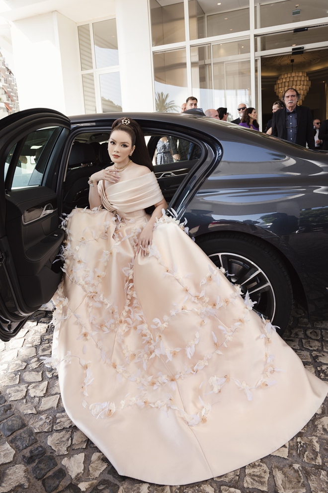 Nữ diễn viên dự Cannes nhiều bậc nhất showbiz Việt: Chi 50 tỷ và mang 43 bộ váy đi thảm đỏ- Ảnh 6. Nữ diễn viên dự Cannes nhiều bậc nhất showbiz Việt: Chi 50 tỷ và mang 43 bộ váy đi thảm đỏ- Ảnh 6.