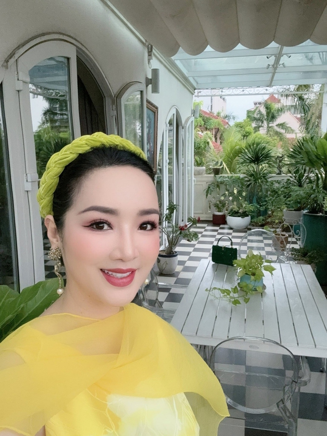 "Phú bà kín tiếng" của Vbiz: Tuổi U60 "xin 1 vé về tuổi thơ" - Ảnh 9.