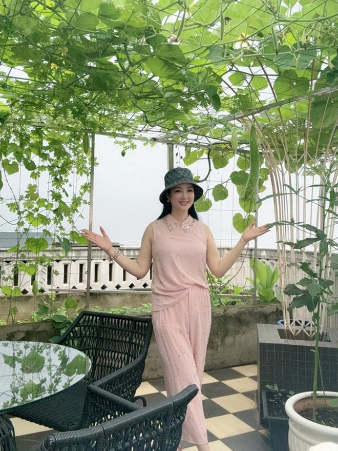 "Phú bà kín tiếng" của Vbiz: Tuổi U60 "xin 1 vé về tuổi thơ" - Ảnh 10.