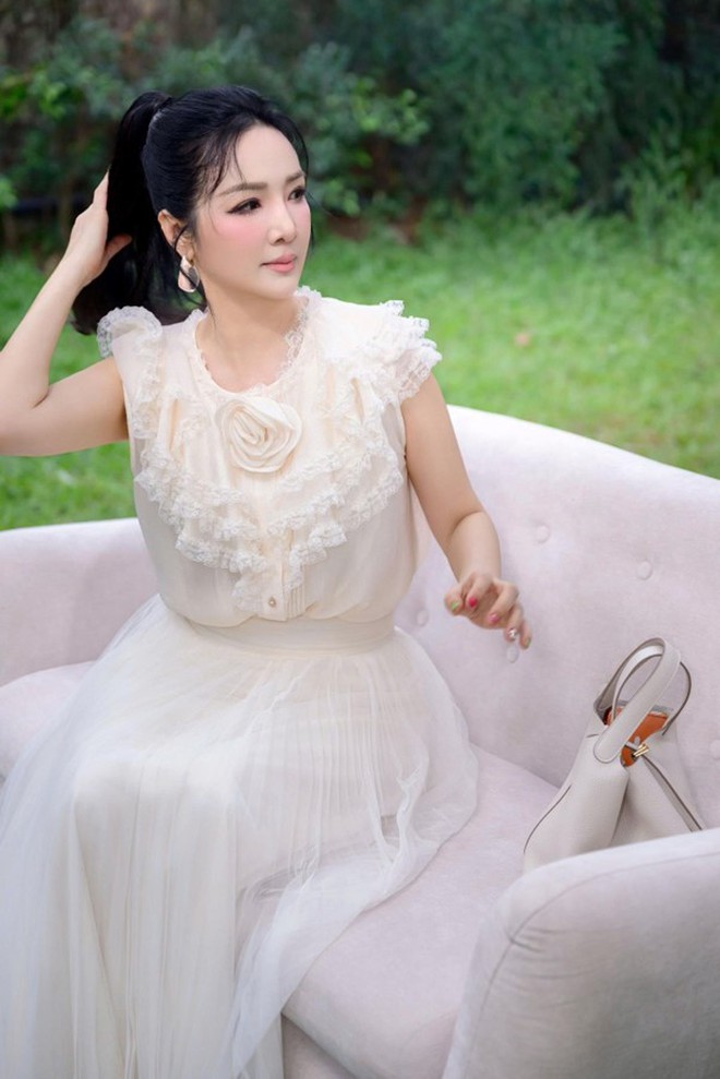 "Phú bà kín tiếng" của Vbiz: Tuổi U60 "xin 1 vé về tuổi thơ" - Ảnh 3.