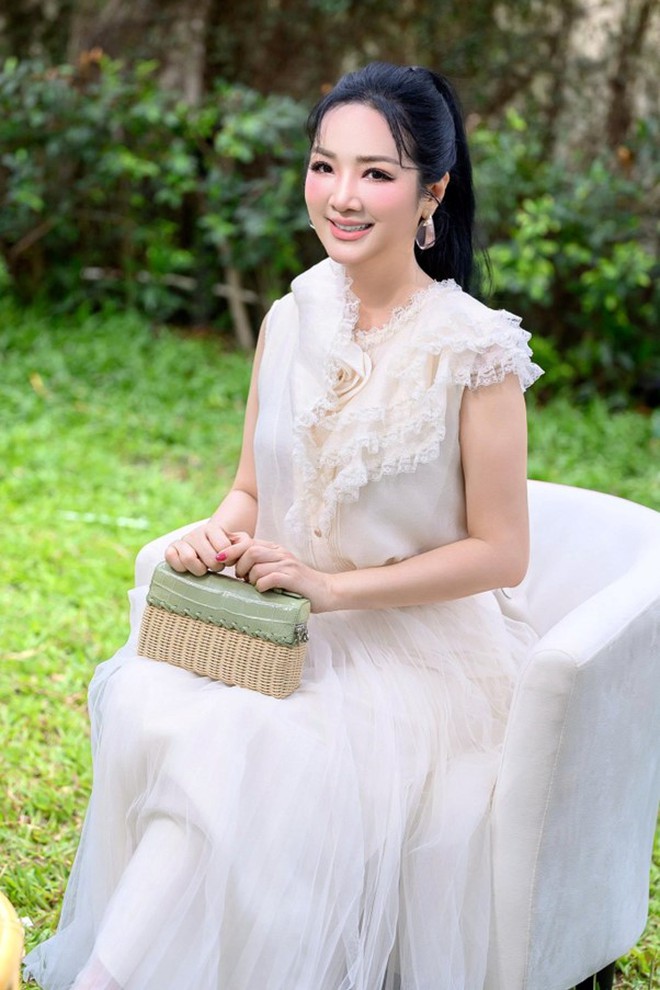 "Phú bà kín tiếng" của Vbiz: Tuổi U60 "xin 1 vé về tuổi thơ" - Ảnh 4.