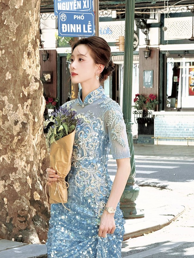 Mỹ nhân đẹp bậc nhất Trung Quốc khoe nhan sắc đỉnh cao ở phố đi bộ Hồ Gươm - Ảnh 3.