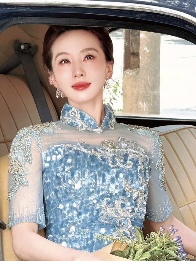 Mỹ nhân đẹp bậc nhất Trung Quốc khoe nhan sắc đỉnh cao ở phố đi bộ Hồ Gươm - Ảnh 2.