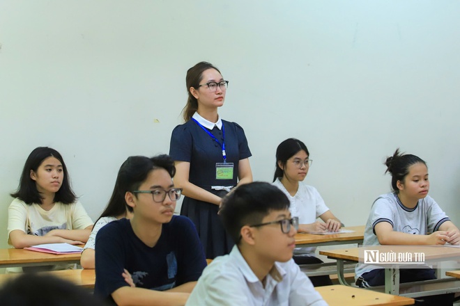 Nắng n&oacute;ng ng&agrave;y l&agrave;m thủ tục thi lớp 10: Nỗi lo từ ph&ograve;ng thi đến cổng trường - Ảnh 1.