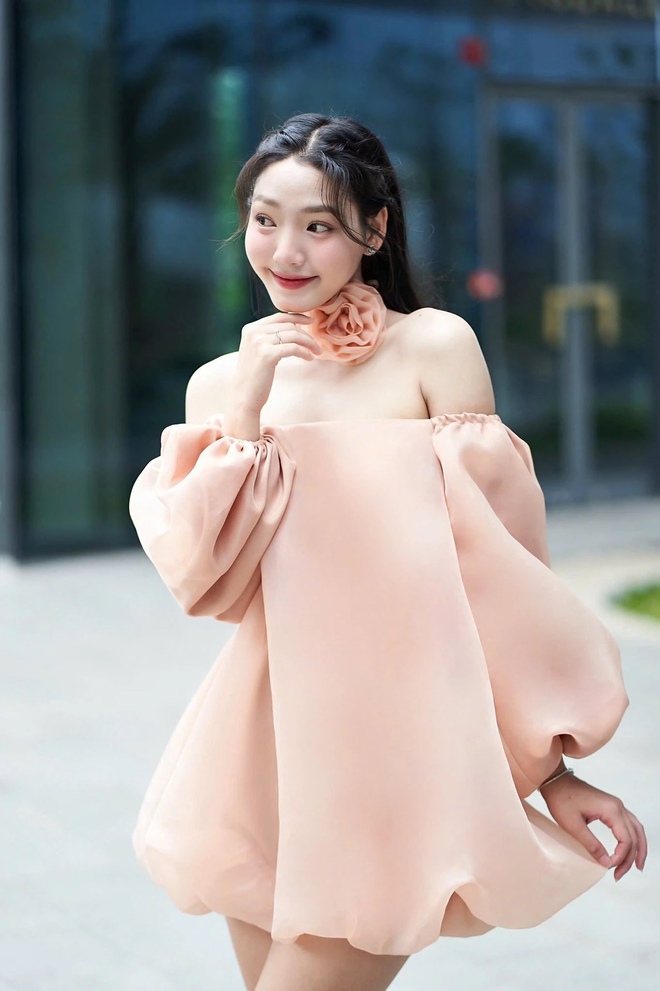 Nhan sắc tuổi 18 của mỹ nh&acirc;n đ&oacute;ng li&ecirc;n tiếp 3 phim doanh thu trăm tỷ đồng - Ảnh 16.