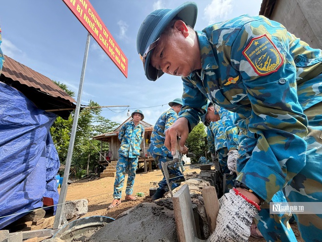 "Lính thợ" Bộ đội Không quân về làng xây nhà mới cho hộ chính sách bị nhiễm chất độc hoá học- Ảnh 4. "Lính thợ" Bộ đội Không quân về làng xây nhà mới cho hộ chính sách bị nhiễm chất độc hoá học- Ảnh 4.