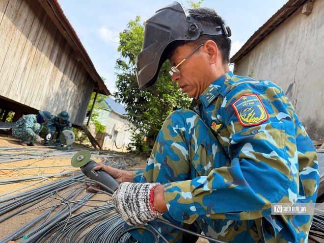 "Lính thợ" Bộ đội Không quân về làng xây nhà mới cho hộ chính sách bị nhiễm chất độc hoá học- Ảnh 5. "Lính thợ" Bộ đội Không quân về làng xây nhà mới cho hộ chính sách bị nhiễm chất độc hoá học- Ảnh 5.