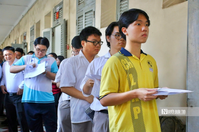 Lãnh đạo Tp.HCM động viên các thí sinh trước giờ thi tốt nghiệp THPT- Ảnh 5. Lãnh đạo Tp.HCM động viên các thí sinh trước giờ thi tốt nghiệp THPT- Ảnh 5.