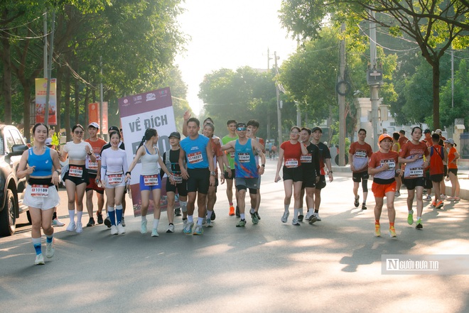 Chùm ảnh: Hơn 5.000 vận động viên chạy từ 4 giờ sáng, "xuyên bình minh" ở thủ phủ cà phê- Ảnh 16. Chùm ảnh: Hơn 5.000 vận động viên chạy từ 4 giờ sáng, "xuyên bình minh" ở thủ phủ cà phê- Ảnh 16.