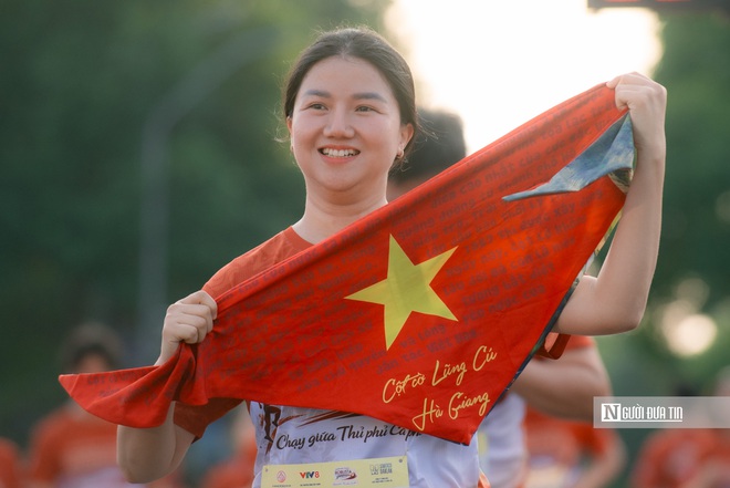 Chùm ảnh: Hơn 5.000 vận động viên chạy từ 4 giờ sáng, "xuyên bình minh" ở thủ phủ cà phê- Ảnh 18. Chùm ảnh: Hơn 5.000 vận động viên chạy từ 4 giờ sáng, "xuyên bình minh" ở thủ phủ cà phê- Ảnh 18.