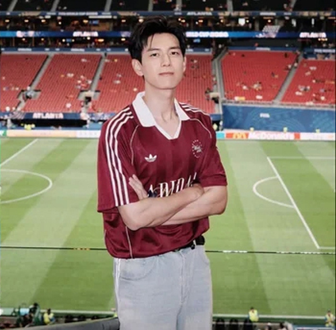 Nam diễn viên Lý Hiện trở thành tâm điểm khi xuất hiện tại World Cup - Ảnh 4.